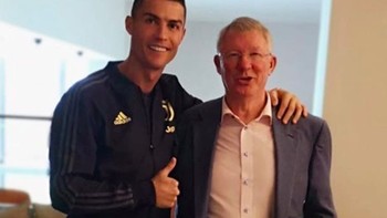 Bersama Alex Ferguson, pelatih yang sangat berjasa baginya. Foto: Instagram