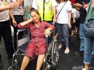 Tangis Ibunda Mawar Penumpang Lion di Crisis Center Bandara Soetta