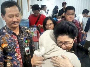 Pelukan Menkes untuk Istri Korban Lion Air JT 610
