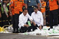 Jokowi mengecek hasil evakuasi Lion Air JT 610 / 