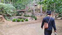 Situs Geger Sunten berada di perbukitan Dusun Sodong, Desa Tambaksari, Kecamatan Tambaksari, Kabupaten Ciamis. Untuk ke sini, traveler butuh berjalan kaki. (Dadang/detikTravel)