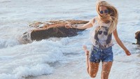 Kuliah di Bali, Katerina pun tidak melewatkan kesempatan untuk menikmati indahnya Pulau Dewata. Ini sat ia berkunjung ke Pantai Jimbaran (syselpunk/Instagram)