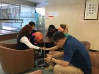 Steve dan kawan-kawan dari berbagai negara dan etnis saat berdoa bagi pasien kanker.