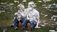 Tampak dua sejoli ini asyik sendiri di acara perang busa. Busa yang digunakan biasanya busa untuk mencukur kumis/jenggot. (Jeff J Mitchell/Getty Images)