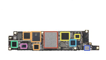 Di baliknya, ada memori internal dari Toshiba (merah) dan chip internet dari Intel (jingga). Foto: ifixit