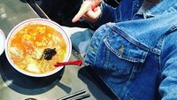 Coba tebak sajian apa yang ditunjuk Eunhyuk kala itu? Ya, ramen! Hanya saja mie ramennya tak terlihat. Foto: Instagram eunhyukee44
