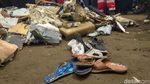 Foto: Sepatu-Sandal Diduga Milik Korban Lion Air di Karawang