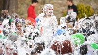 Tampak ratusan orang mahasiswa baru Universitas St Andrews larut dalam kegembiraan dan keseruan tradisi ini. Tahun ini, digelar pada Senin (22/10) pekan lalu. (Jeff J Mitchell/Getty Images)