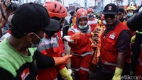 Petugas PMI langsung membawa kantong jenazah selanjutnya.