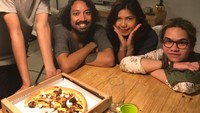 Bersama tiga rekannya, Dul asyik kumpul sambil makan pizza. Dul ini punya paras yang baby face dan ganteng. Apalagi ditambah senyumannya. Foto: instagram @duljaelani
