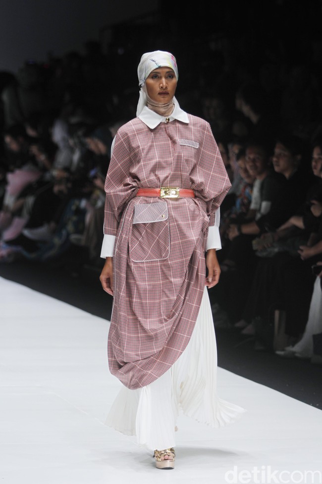 Desainer Norma Hauri terinspirasi Jakarta sebagai kota urban dengan segala pesona di dalamnya, di Jakarta Fashion Week 2019, Senayan City, Jakarta, Sabtu [20/10/2018]. Foto: mohammad Abduh/Wolipop