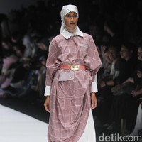 Desainer Norma Hauri terinspirasi Jakarta sebagai kota urban dengan segala pesona di dalamnya, di Jakarta Fashion Week 2019, Senayan City, Jakarta, Sabtu [20/10/2018]. Foto: mohammad Abduh/Wolipop