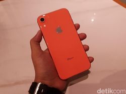 Unboxing iPhone XR Warna Coral yang Berpenampilan Kece