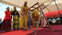 Menteri Sosial Agus Gumiwang Kartasasmita tampil mengenakan busana adat denagn didampingi oleh Dirjen Perlindungan dan Jaminan Sosial Kemensos RI Harry Hikmat, Bupati Luwu Utara Indah Putri Indriani (baju merah) dan Direktur Perlindungan Sosial Korban Bencana Sosial Nurul Farijati (Jibab Pink). Foto: dok. Kemensos