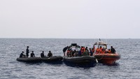 Proses pencarian pun telah dilakukan sejak 06.00 pagi dengan menyisiri kembali permukaan air dan melakukan penyelaman Dari pagi tadi pukul 06.00 WIB sudah dilaksanakan penyelaman kembali untuk mencari badan pesawat atau bagian utama dari pesawat Lion Air JT 610. Beawiharta/Reuters.