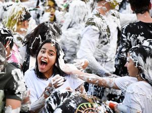 Foto: Perang Busa Unik Ala Mahasiswa Skotlandia