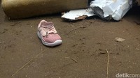 Perahu ketiga membawa sepatu anak-anak warna pink termasuk bagian anggota tubuh. Temuan ini dibawa dengan 4 kantong jenazah dan langsung dibawa ke Posko JICT di Tanjung Priok. 