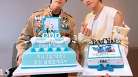 Tuh kan, lagi-lagi bareng Donghae. Keduanya terlihat memegang kue bertuliskan Bout You, judul mini album kedua Super Junior-D&E. Foto: Instagram eunhyukee44