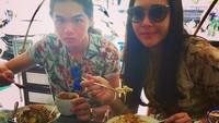 Masih bersama Maia, kali ini keduanya kompak menyantap lontong balap. Terlihat Dul sedang menuangkan sambal sebelum menyantap makanannya.  Foto: instagram @duljaelani