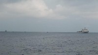 Pencarian korban dan bangkai pesawat Lion Air JT 610 yang jatuh di perairan Karawang, Jawa Barat kembali berlanjut hari ini. Sejumlah kapal terlihat mulai lalu lalang untuk melakukan pencarian. (Foto: Matius Alfons/detikcom)