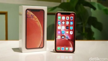 6. iPhone XR yang keluar dua tahun yang lalu berada di peringkat enam. Meski usianya cukup lawas, ponsel ini terjual 8 juta unit di tahun 2020. Foto: Adi Fida Rahman/detikINET