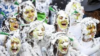 Inilah tradisi perang busa yang digelar oleh para mahasiswa baru Universitas St Andrews di Skotlandia. Tradisi ini bernama Raisin Monday (Jeff J Mitchell/Getty Images)