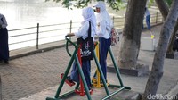 Tidak hanya itu, para pelajar yang pulang sekolah pun menyempatkan berkunjung ke taman nobar untuk sejenak rileksasi menggunakan alat ayun ini. (Foto : Annissa Widya Davita/detikHealth)
