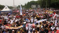 Mereka meminta presiden untuk menaikkan statusnya menjadi PNS.