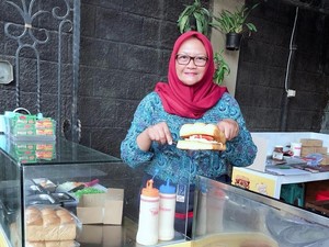 Wanita Ini Raup Jutaan Rupiah dari Jualan Roti Bakar di Garasi