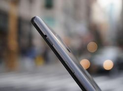 Menggenggam OnePlus 6T, RAM 8 GB dan Fingerprint di Layar