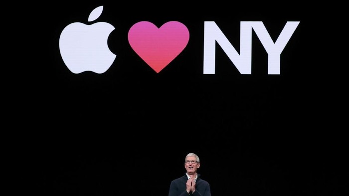 CEO Apple Tim Cook saat mengumumkan perangkat-perangkat baru Apple (Foto: Shannon Stapleton/Reuters) CEO Apple Tim Cook saat mengumumkan perangkat-perangkat baru Apple (Foto: Shannon Stapleton/Reuters)