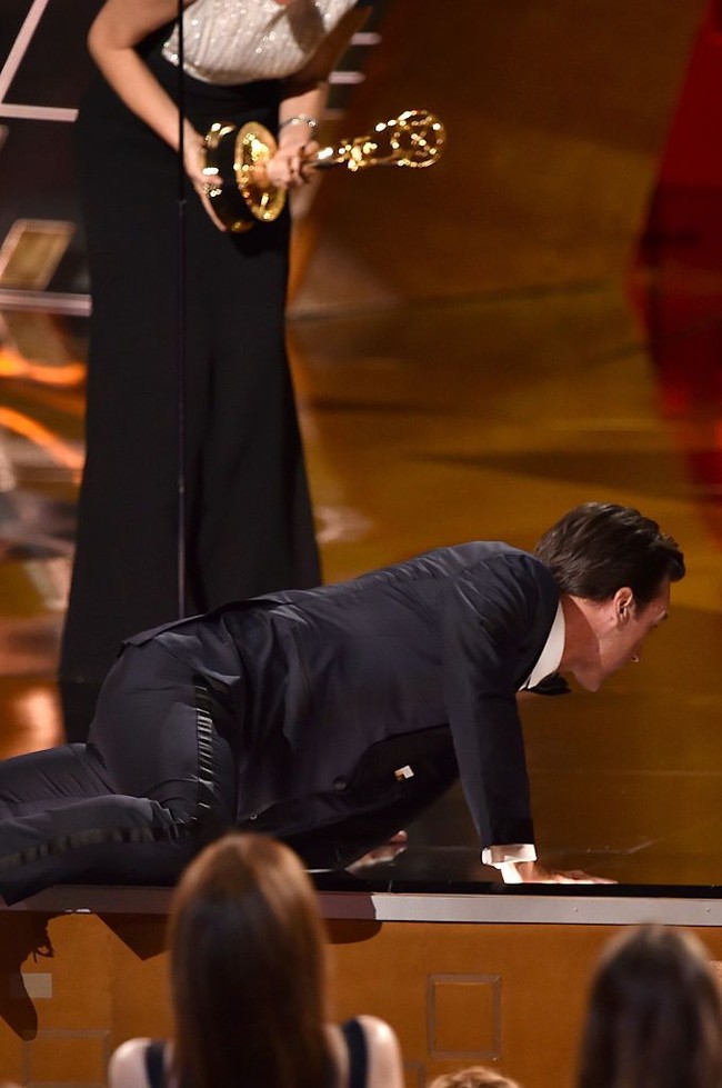 Bintang serial Mad Men Jon Hamm terjatuh di panggung saat akan menerima penghargaan Outstanding Lead Actor in a Drama Seriers di Emmy Awards 2015. Foto: Getty Images