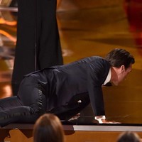 Bintang serial Mad Men Jon Hamm terjatuh di panggung saat akan menerima penghargaan Outstanding Lead Actor in a Drama Seriers di Emmy Awards 2015. Foto: Getty Images