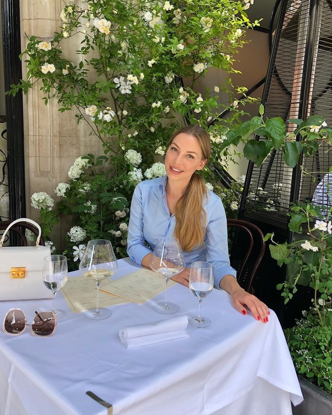 Anna sendiri melakukan banyak hal untuk bisa tampil menarik dan menggaet pria kaya. Ia telah menurunkan berat badan hingga 13 kg, melakukan operasi payudara, hingga filler di pipi dan dagu. Foto: Instagram @schoolofaffluence