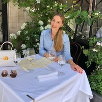 Anna sendiri melakukan banyak hal untuk bisa tampil menarik dan menggaet pria kaya. Ia telah menurunkan berat badan hingga 13 kg, melakukan operasi payudara, hingga filler di pipi dan dagu. Foto: Instagram @schoolofaffluence