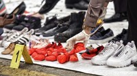 Ada juga beragam jenis sepatu yang ditunjukan disana.