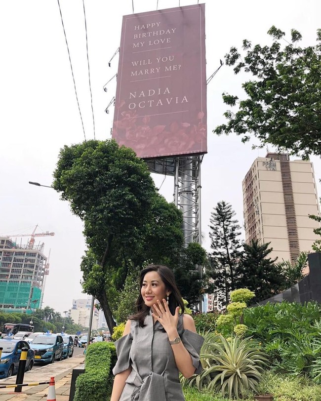 Happy birthday my love. Will you marry me? Nadia Octavia, begitu tulisan yang tertera di billboard. Foto: Instagram @nadia.oct