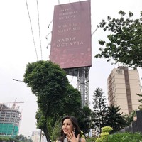 Happy birthday my love. Will you marry me? Nadia Octavia, begitu tulisan yang tertera di billboard. Foto: Instagram @nadia.oct
