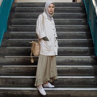 Ciri khas Zaskia Adya Mecca lainnya adalah mengenakan busana longgar. Busana longgar memang cocok dipilih hijabers karena terlihat sopan tapi juga nyaman bergerak. Foto: Instagram/ZaskiaAdyaMecca
