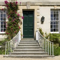 Pintu berwarna hijau menandakan kamu pribadi ambisius dan berusaha menjadi orang yang lebih baik bagi diri sendiri serta keluarga. Sifat seperti ini yang membuatmu menghargai uang demi masa depan keluarga. Kamu juga menghargai nilai-nilai tradisional seperti membuka sepatu saat masuk rumah, makan malam di meja makan bersama-sama setiap hari dan menikmati akhir pekan bareng keluarga. Foto: iStock