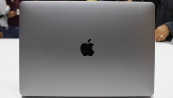 Tamopak logo Apple sebagai ciri khasnya di bagian belakang. Foto: Pocket Lint