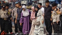 Sejumlah keluarga korban pesawat Lion Air JT 610 hadir di Dermaga JICT 2, Tanjung Priok, Jakarta, Rabu (31/10/2018).