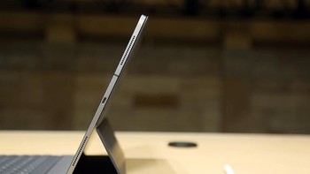 Kini iPad Pro menggunakan port USB Type C, sayangnya Apple menghilangkan port jack audio. Foto: Sina Mobile