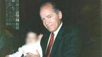 Potret Bulger muda saat menggendong salah satu anak gangster Johnny Martorano, anggota geng kriminalnya Winter Hill Gang. (Foto: Dok. U.S. Attorneys Office of Massachusetts/Handout/File Photo via Reuters)
