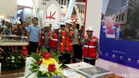 Jokowi meninjau pameran Indonesia Infrastructure Week (IIW) 2018.
