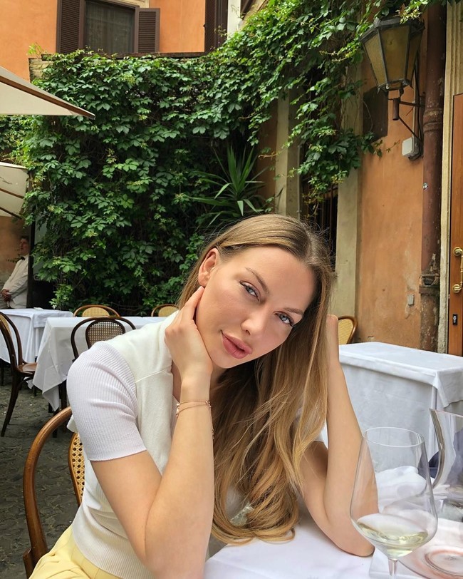 Salah satu bocoran dari Anna Bey adalah pria kaya tidak suka dengan wanita yang tidak pakai apa-apa di kukunya. Bahkan jika kuku sudah dimanikur (pria kaya tetap tidak suka). Mereka ingin melihat cat kuku, bahkan jika itu pink atau beige, katanya. Foto: Instagram @schoolofaffluence