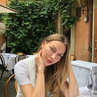 Salah satu bocoran dari Anna Bey adalah pria kaya tidak suka dengan wanita yang tidak pakai apa-apa di kukunya. Bahkan jika kuku sudah dimanikur (pria kaya tetap tidak suka). Mereka ingin melihat cat kuku, bahkan jika itu pink atau beige, katanya. Foto: Instagram @schoolofaffluence