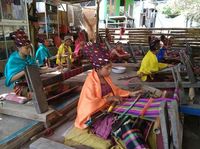 Mengenal Pesona Kain Tenun Adat Bayan nan Sakral