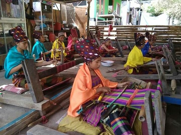 Warna hitam bermakna kekuatan, melambangkan warna bumi dan tanah. Warna merah melambangkan darah yang berarti berani dan warna putih yang berarti kesucian dan melambangkan hubungan keagamaan dan ketuhanan (dok Jajaq Bayan/Istimewa) Warna hitam bermakna kekuatan, melambangkan warna bumi dan tanah. Warna merah melambangkan darah yang berarti berani dan warna putih yang berarti kesucian dan melambangkan hubungan keagamaan dan ketuhanan (dok Jajaq Bayan/Istimewa)