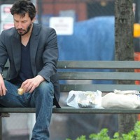 Keanu Reeves diketahui sering naik kendaraan umum seperti MRT ke manapun. Sebuah video memperlihatkan bintang film John Wick itu memberikan tempat duduknya untuk penumpang wanita yang sedang berdiri. Ia lalu dengan santainya berdiri dan berpegangan pada tiang. Foto: Hollywood - Istimewa